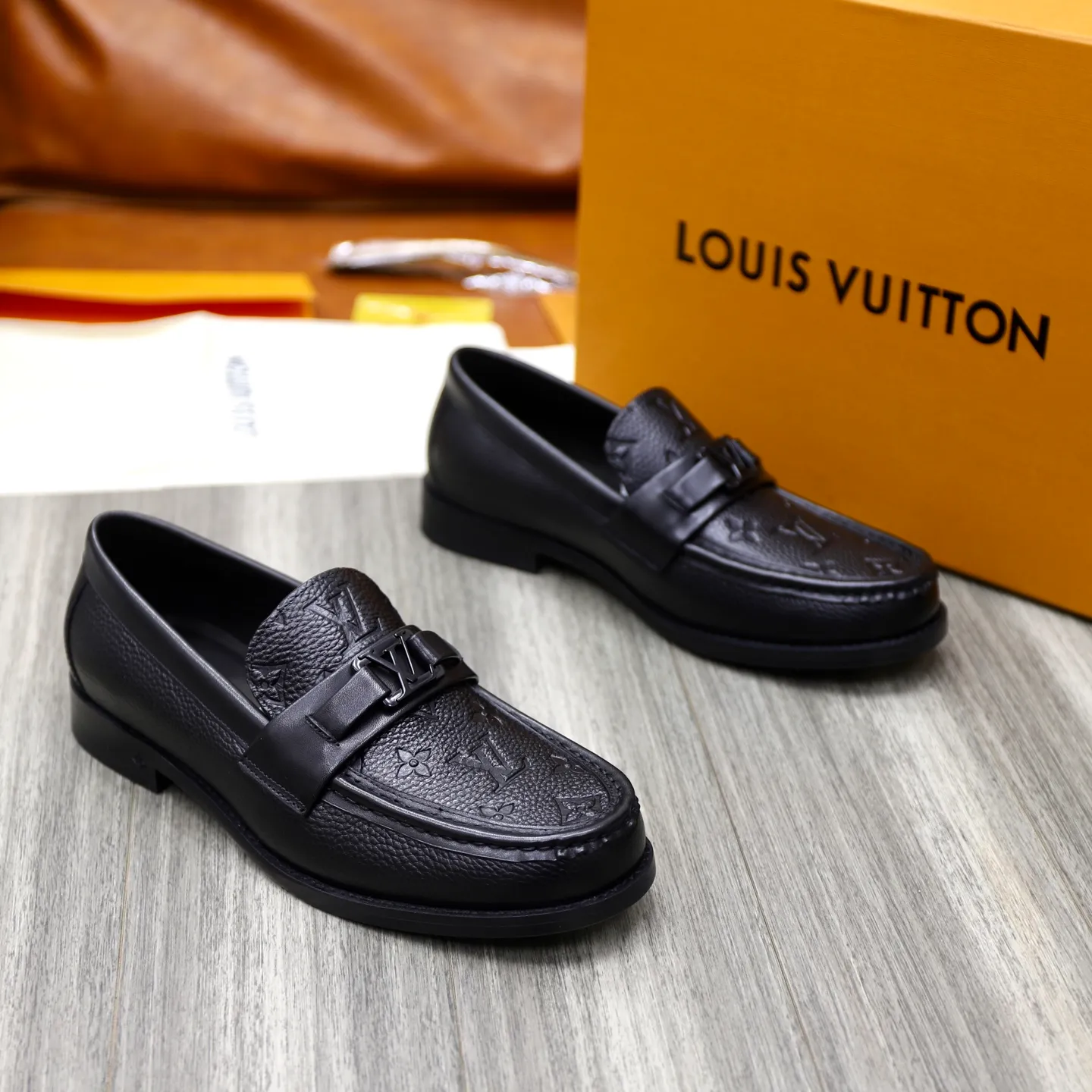Men's Men's Shoes💰💰920LV Louis Vuitton Slip-on Loafers, top quality products from Guangzhou, ready for sale! This LV Glove loafer is made of selected soft cowhide, with a slightly wrinkled leather surface and a very high-end texture. Each pair is unique. The leather surface is light and soft, with a fine texture and good luster. It is a classic loafer style, with exquisite handmade mark stitching on the toe, and a square toe configuration to highlight the classic style. The horizontal band has hot-printed LV three-dimensional letters, semi-solid handcrafts and a genuine leather outsole, and a rubber patch on the heel to create wear-resistant performance and comfort. One of the must-have loafers for men! Comes with full original packaging! Code number: 38-39-40-41-42-43-44 (38, 45, 46 customized) standard leather shoe code
